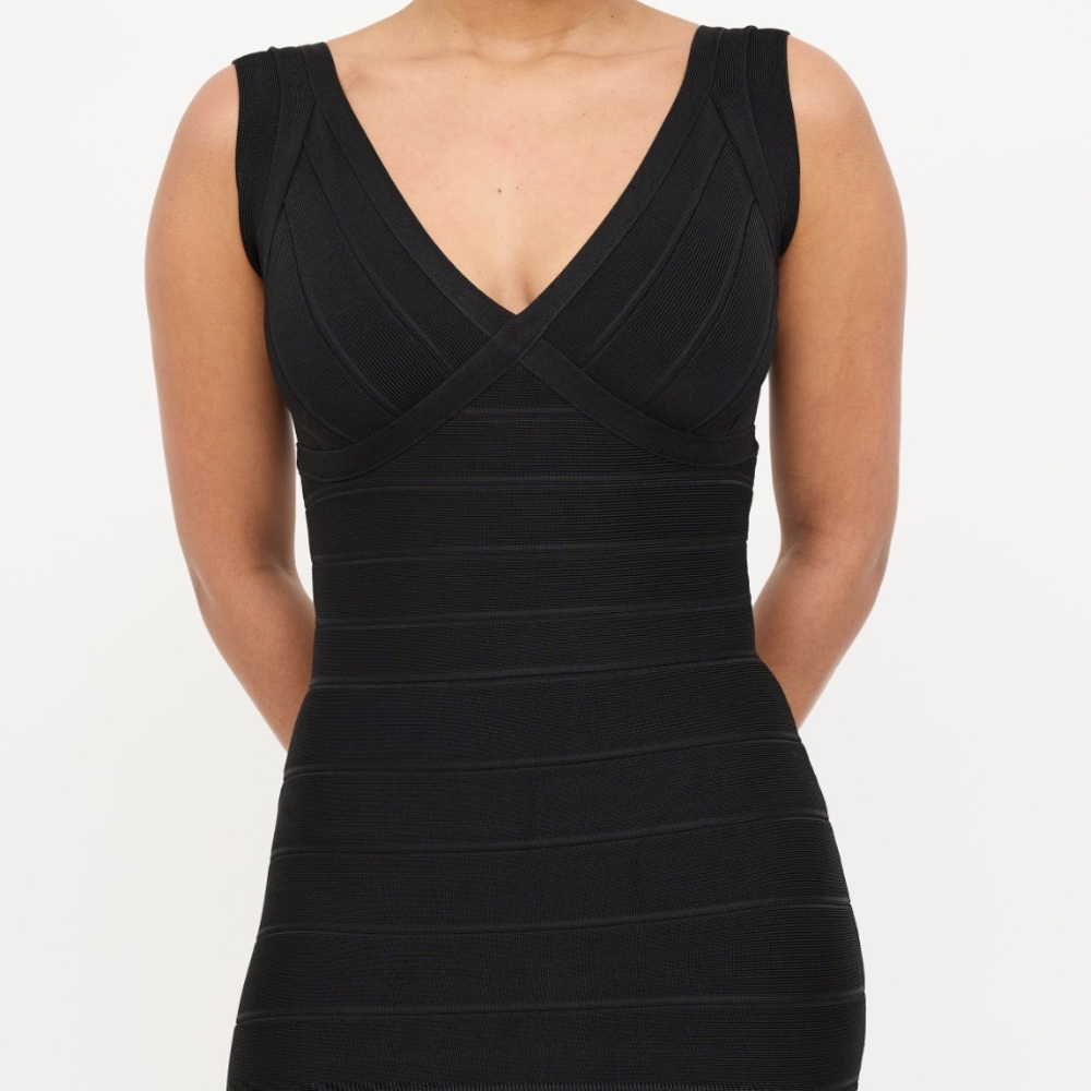 Gilani V-Neck Sleeveless Dress in Black